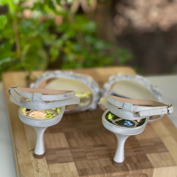 Badgley Mischka Telissa white satin embellished heels size 8 stores display - Picture 6 of 10